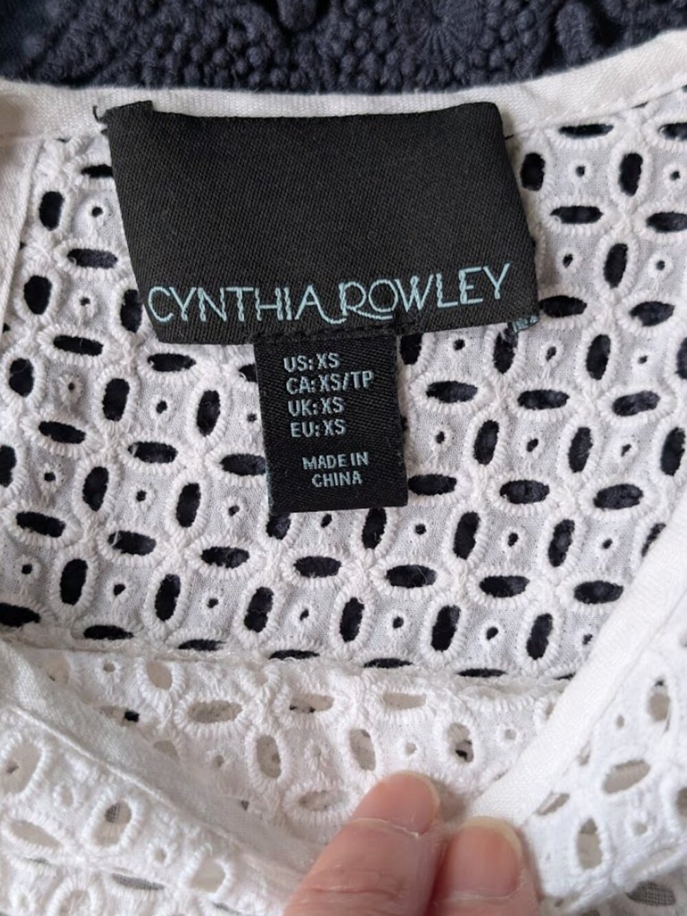 Cynthia Rowley Womens White LINEN Eyelet Blouse Long Sleeve Hook Eye Closure XS - Picture 3 of 12